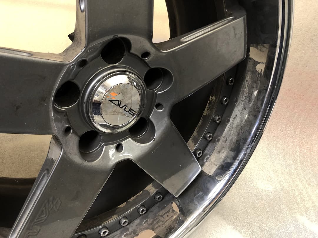 Wheel with a polished lip and center cap